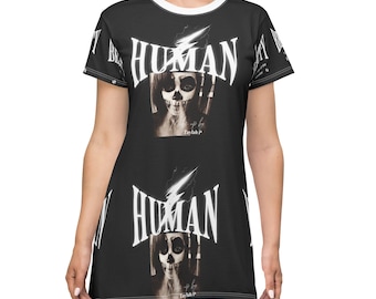 Può includere: Abito nero con colletto e maniche bianche. L'abito presenta un design grafico con la parola "HUMAN" in bianco, un'immagine di teschio e il testo "Taylah P".