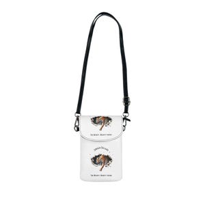 Könnte beinhalten: Weiße Umhängetasche mit schwarzem Riemen. Die Tasche zeigt eine Grafik eines Tigers, der durch eine Wand bricht, mit dem Text "The Mighty Mighty Tigers" und "Jordan Sellars".