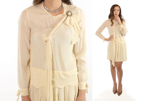 un vestido de flapper marfil