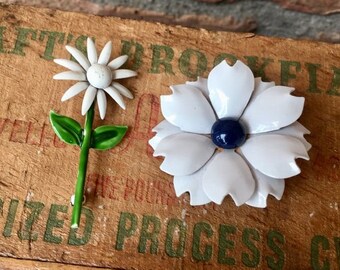 Vintage Lot of 2 Mod White Enamel Flower Brooches, 1960s, Flower Power