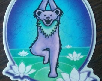 Sticker dansende beer Namaste, sticker yogabeer, boomhouding, sticker dankbaar dode, dansende beer, dankbare yoga, Jerry Garcia, yogabeer