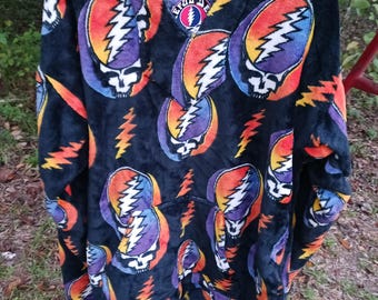Puede incluir: Sudadera con capucha negra con un estampado de logotipo de Grateful Dead colorido. El logotipo presenta una calavera con rayos y un esquema de color arcoíris. El texto "Grateful Dead" es visible en el logotipo.