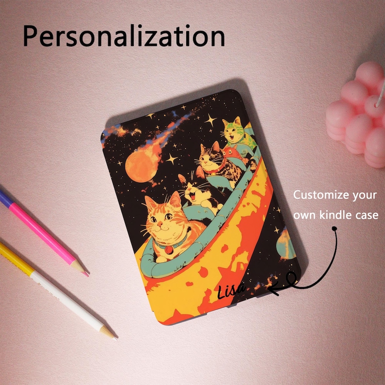 Peut inclure: Une coque Kindle avec une illustration color&eacute;e de chats dans un design sur le th&egrave;me de l'espace. La coque a un fond noir avec une com&egrave;te, des &eacute;toiles et une plan&egrave;te. Le texte "Personnalisation" et "Personnalisez votre propre &eacute;tui Kindle" sont visibles.
