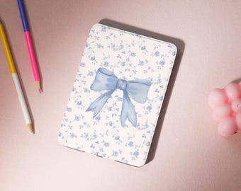Noeud bleu avec petit étui Kindle à fleurs Étui Kindle personnalisé avec réveil/sommeil automatique pour étui Kobo Clara 2024, étui Kindle pour Paperwhite 1/2/3/4