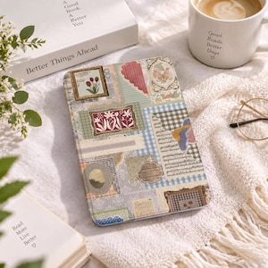 Può includere: Una custodia rettangolare per e-reader caratterizzata da un collage di illustrazioni in stile vintage, inclusi motivi floreali incorniciati, notazione musicale e motivi a scacchi in tonalità tenui di blu, verde e crema.