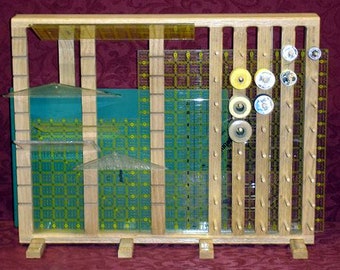 Enjoy the convenience of thread and ruler storage in one compact organizer that can sit on your table or hang on the wall.