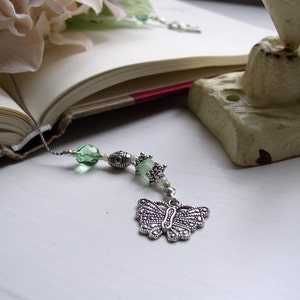 AUGUST Book Thong Bookmark Beaded Birthstone Bookthong in Peridot Green and Silver with Personalized Charms 画像 4