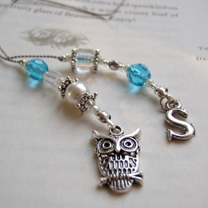 MARCH piedra de nacimiento Monogramado Marcador de cuentas Letra S Tanga del libro inicial en vidrio azul azul agua azulado con acentos de plata y perla y encanto de búho