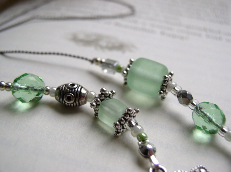 AUGUST Book Thong Bookmark Beaded Birthstone Bookthong in Peridot Green and Silver with Personalized Charms 画像 3