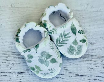 Leaf Print Fleece Baby Booties: Soft Sole Shoes