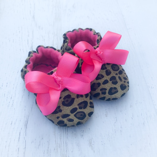 Baby Shoes Girls, Toddler Girl shoes, Girls Crib shoes, baby booties, baby shower gift, leopard print shoes with pink bow