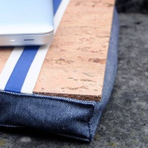 Laptopställ i kork, present till pojkvän, mobil skrivbordskudde i portugisiskt denimtyg med korkbricka och fyllning, tvättbar kudde. FRI FRAKT.