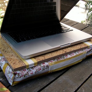 Laptopständer aus Kork & Chita. Home Office Geschenkidee, Rundtischkissen, gelber traditioneller portugiesischer Blumenstoff, Korkdeckel + Füllung