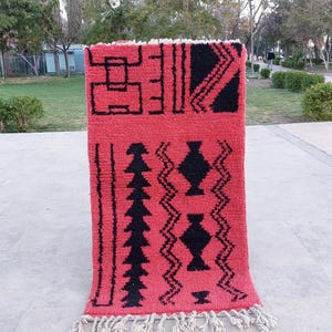 Tapis de passage Boujad UNIQUE, tapis de passage rouge doux, tapis de passage marocain rouge uni, tapis rouge marocain authentique, tapis capitonné à la main.