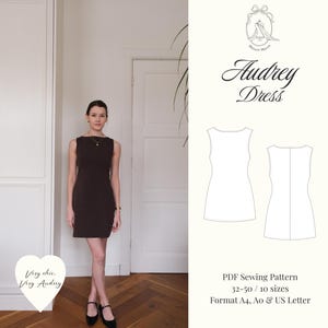 Könnte beinhalten: Ein ärmelloses, dunkelbraunes Kleid mit rundem Ausschnitt. Das knielange Kleid wird mit schwarzen Ballerinas getragen. Das Bild enthält auch ein Schnittmuster für das "Audrey Dress" mit dem Text "Very chic. Very Audrey".