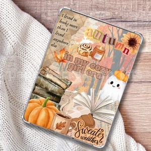 Op de afbeelding: Een rechthoekige tablethoes met een herfstcollage en de tekst I lived in books more than I lived anywhere else, autumn, in my cozy girl era en sweater weather, samen met illustraties van boeken, een pompoen en een spookje.