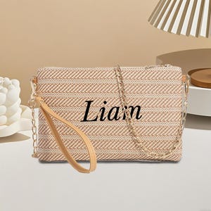 Sac à bandoulière brodé en paille avec prénom personnalisé - Cadeau unique de demoiselle d'honneur, sac à main en paille chic, sac à bandoulière tendance, cadeaux pour meilleures amies