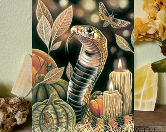 Peut inclure: Une illustration colorée d'un cobra avec un motif rayé noir et blanc, entouré de citrouilles, de feuilles et de bougies. Le serpent est enroulé autour des bougies et des citrouilles, la tête levée et les yeux fixés sur le spectateur. L'arrière-plan est de couleur brun foncé avec une lueur douce.