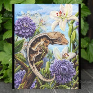 Jardin de gecko à crête - impression d'art 5 x 7 - par Laura Airey Le - gecko à crête blanc Lilly Reptile fleurs d'art jardinage lézard d'été