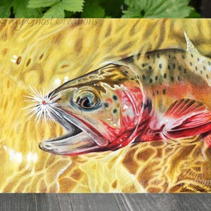 Puede incluir: Un dibujo a lápiz detallado de una trucha con una mosca en la boca. La trucha está en un arroyo con un fondo amarillo y marrón. El dibujo es muy realista y muestra los detalles de las escamas y las aletas del pez.