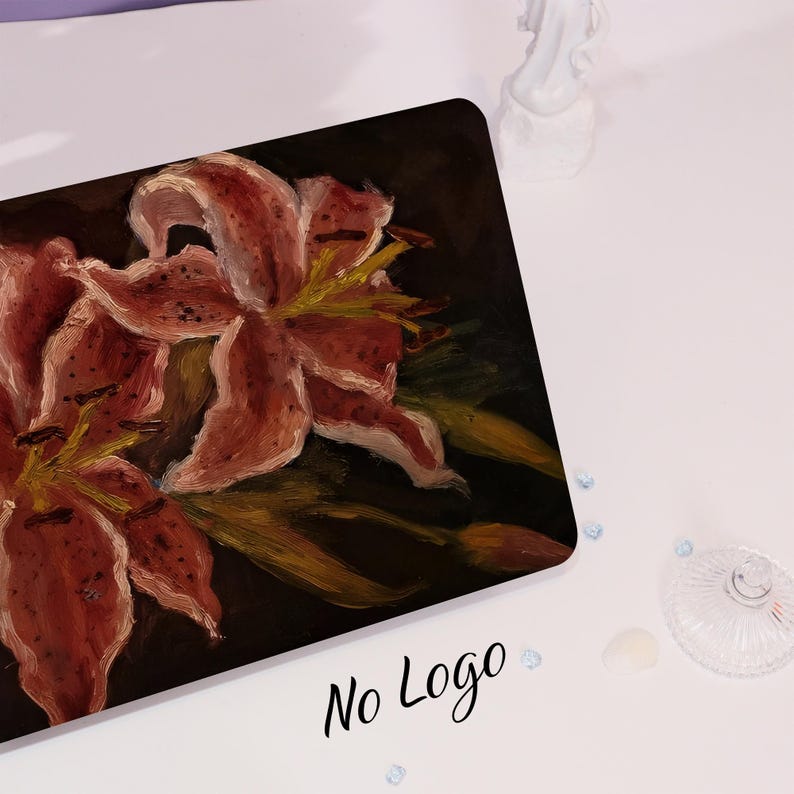 Peut inclure: Une peinture de deux lys roses avec des accents brun fonc&eacute; et jaunes sur un fond noir.