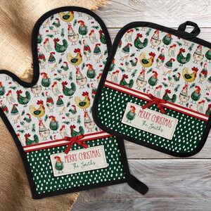 Könnte beinhalten: Ein weihnachtliches Ofenhandschuh- und Topflappen-Set. Der weiße Hintergrund zeigt ein Muster aus bunten Hühnern. Ein grüner gepunkteter Rand und ein rotes Band akzentuieren den unteren Bereich. Der Text "MERRY CHRISTMAS" ist zu sehen.