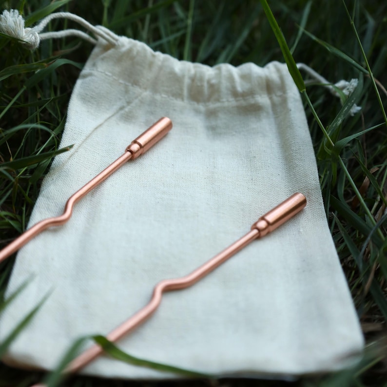 Eso World pure copper tongue scraper — traditional Ayurvedic oral care tool designed to remove buildup and support fresh breath naturally. Handcrafted from 100% pure copper for its antimicrobial and detoxifying properties. Durable, reusable, and fully recyclable alternative to plastic scrapers. Ideal for daily natural oral hygiene, zero-waste living, and holistic wellness routines. Part of Eso World’s premium eco-friendly essentials collection