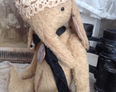 Gold ist ein whimsical Vintage-Stil-Elefant Künstler Mohair Teddybär von Olive Grove Primitives