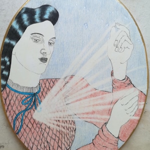 Hängende Skulptur, Wanddekoration, Liebe, 4.Chakra, Energie, spirituell, Oval, Frauenportrait, golden, rosa, Bleistiftzeichnung, Illustration