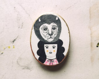 Lion Pin, Air Dry Clay, Pencil Drawing, Jungle, Illustration, Pink, Golden, Oval, Girl Portrait, Brooch, Schmuck, Jungle