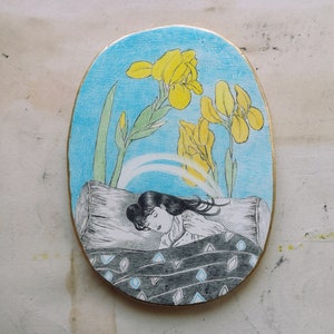 Wandsculptuur van klei, gele iris, droom, slapend meisje, blauw, onderbewustzijn, ovaal, kalmte, illustratie, planten afbeelding 2