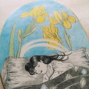 Wandsculptuur van klei, gele iris, droom, slapend meisje, blauw, onderbewustzijn, ovaal, kalmte, illustratie, planten afbeelding 6