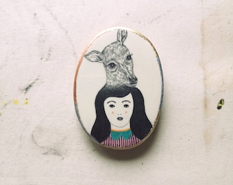 Clay Brooch, Deer Pin, Animal Jewelry, Oval, Golden, Spirit Animal, Wearable Art, Illustration, Bambi, Kunst, Schmuck, Pencil Drawing