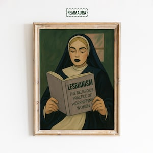 Può includere: Opera d'arte incorniciata raffigurante una suora che legge un libro intitolato "Lesbismo: La pratica religiosa di adorare le donne". La suora indossa un abito nero e un velo bianco. Lo sfondo è verde scuro con una finestra. L'opera è firmata "Femmaura".