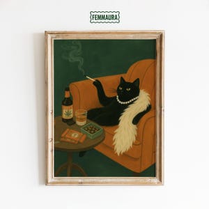 Puede incluir: Impresión artística enmarcada que presenta un gato negro con collar de perlas y boa blanca, fumando un cigarrillo en un sillón naranja. Una pequeña mesa contiene una botella, un vaso de whisky y bombones. La obra está firmada "FEMMAURA".