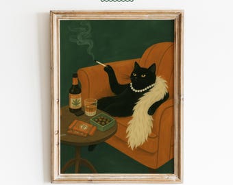 Könnte beinhalten: Gerahmter Kunstdruck mit einer schwarzen Katze mit Perlenkette und weißer Boa, die in einem orangefarbenen Sessel eine Zigarette raucht. Ein kleiner Tisch trägt eine Flasche, ein Glas Whiskey und Pralinen. Das Kunstwerk ist mit "FEMMAURA" signiert.