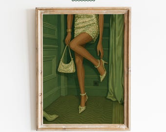 Pode incluir: Obra de arte emoldurada com uma mulher em um vestido dourado brilhante, segurando uma bolsa combinando. Ela usa saltos altos, com um sapato no chão. A obra de arte está em uma sala verde. O texto "FEMMAURA" está no topo.