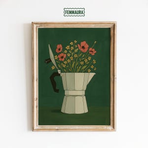 Könnte beinhalten: Gerahmter Kunstdruck mit einer weißen Kaffeekanne, gefüllt mit roten Mohnblumen und gelben Blumen, vor einem dunkelgrünen Hintergrund. Der Druck hat eine Vintage-Ästhetik und einen hellbraunen Rahmen. Der Text "FEMMAURA" befindet sich oben.