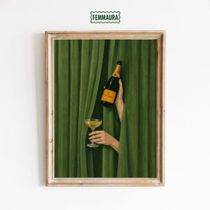 Può includere: Stampa incorniciata raffigurante una bottiglia di champagne e un bicchiere, con una tenda verde sullo sfondo. Una mano tiene la bottiglia con un'etichetta gialla, mentre un'altra mano tiene il bicchiere. Stile vintage.