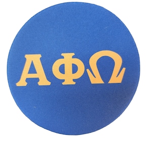 Könnte beinhalten: Ein runder blauer Aufkleber mit den Buchstaben "AΦΩ" in Gold.