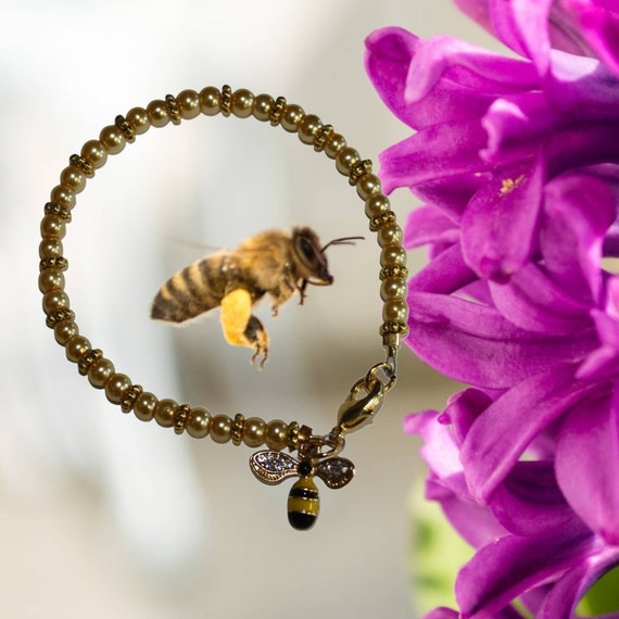 Bumble Bee Bracelet: Pearl Bead & Gold Accent Bee Jewelry - Etsy display picture 1