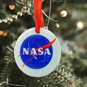 Ornamento personalizado do logotipo da NASA - Amante do espaço - Ornamento de cerâmica da NASA - Astronomia - Enfeite de Natal da NASA - Enfeite de espaço