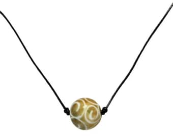 Choker met gesneden jade edelsteen: bruine leren ketting
