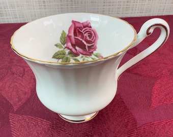 Tazza da tè PARAGON modello Cabbage Rose con piedistallo e bordo dorato, in fine porcellana Bone China, verde menta, Inghilterra.