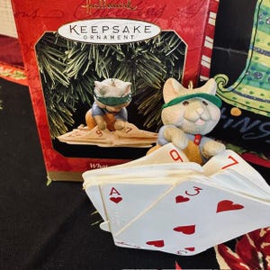 Hallmark Keepsake コレクション用オーナメント。「お買い得品!」ヴィンテージ 1997 ハンドクラフト。Sharon Pike による彫刻。カード プレイヤー/コレクターへのギフト。