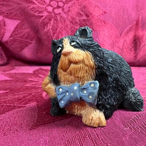 Vintage Frumps katt med fluga figurin harts svart & brun kattunge 1990-talet