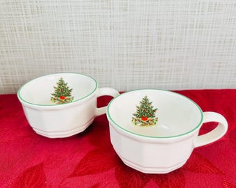 Set natalizio Pfaltzgraff Christmas Heritage con 2 tazze da caffè, albero di Natale e giocattoli, anni '80.