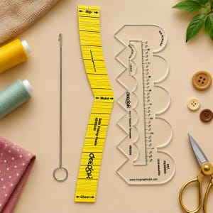 Puede incluir: Una regla flexible amarilla para ajuste lateral con marcas para cadera, cintura y pecho, una plantilla transparente 4 en 1 con forma de festón y medidas en pulgadas, un girador de lazos de metal, dos carretes de hilo, tres botones y tijeras doradas.
