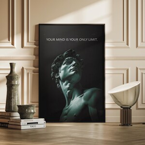 Könnte beinhalten: Gerahmter Kunstdruck mit einer Skulpturenbüste in Türkistönen vor dunklem Hintergrund. Der Text "YOUR MIND IS YOUR ONLY LIMIT." steht oben. Der Druck steht auf einem Holzboden, mit dekorativen Gegenständen im Vordergrund. Modernes Kunstwerk.