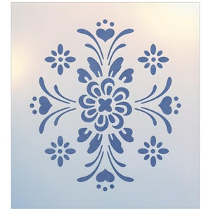 Pode incluir: Um desenho floral azul e branco com uma flor central e quatro flores menores ao redor. O desenho &eacute; sim&eacute;trico e tem um toque vintage.